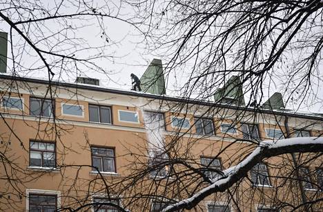 Helsingin kantakaupungin kerrostaloissa asuntojen hinnat ovat yhä kallistuneet. Lunta pudotettiin kerrostalon katolta Kalliossa tammikuussa.
