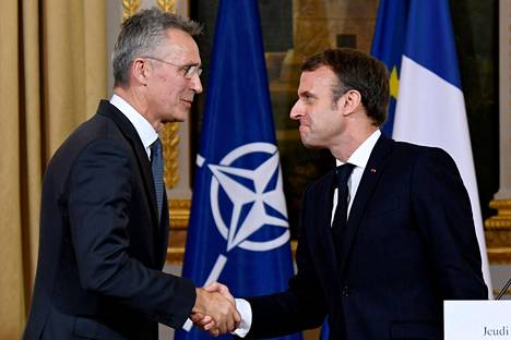 Naton pääsihteeri Jens Stoltenberg (vas.) ja Ranskan presidentti Emmanuel Macron kättelivät Pariisissa torstaina.