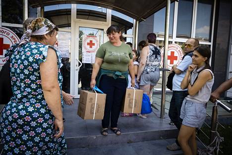 Олёна Козушко с медицинскими аптечками возле здания Красного Креста в Николаеве. Фото: Юхани Нииранен / HS