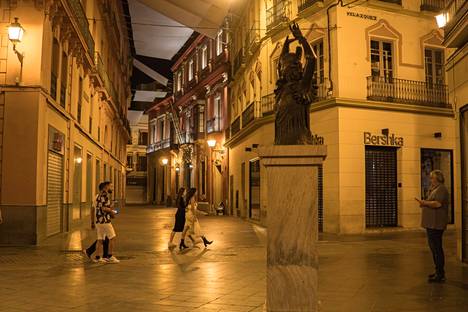 Espanjan Sevillassa katujen ylle on levitetty auringolta suojaavia markiisikankaita. Tänä keväänä kaupungissa on kärsitty ennätyksellisen aikaisin iskeneestä helleaallosta.