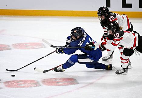 Kanadan pelaajat yrittivät pysäyttää Suomen maajoukkueen Petra Niemisen Helsingissä 11. marraskuuta pelatussa ottelussa. 
