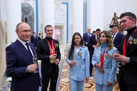 Pekingin talviolympialaisissa menestyneiden Venäjän olympiakomiteaa edustaneiden urheilijoiden kunniaksi järjestettiin juhlatilaisuus Kremlissä huhtikuussa. Onnittelijana oli myös presidentti Vladimir Putin.