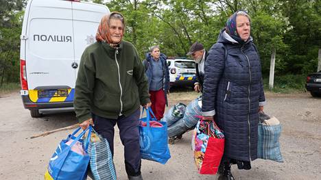Ukrainan rajaseudulla sijaitsevan Vovtšanskin asukkaita on evakuoitu Venäjän hyökkäyksen alta. Kuva otettu perjantaina Harkovan alueella.