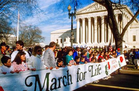 70-luvulla abortista tehtiin puoluepoliittinen kysymys, ja myöhemmin kristillinen uusoikeisto otti asian omakseen. Abortin vastustajat osoittivat Washingtonissa mieltään Roe vs. Wade -päätöksen vuosipäivänä 1989.
