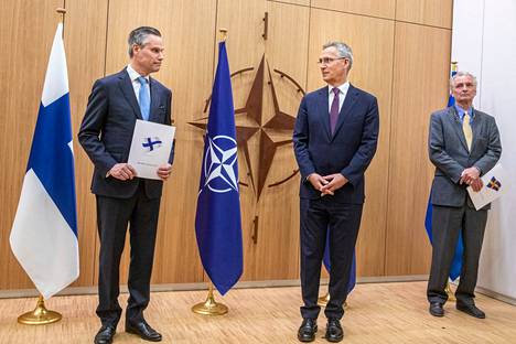 Suurlähettiläät Klaus Korhonen (vas.) ja Axel Wernhoff jättivät samanaikaisesti jäsenyyshakemukset Naton pääsihteerille Jens Stoltenbergille (kesk.) Brysselissä 18. toukokuuta. 