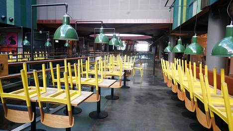 Kampin keskuksen ravintoloista suurin osa on suljettu koronaviruksen takia. Kuvassa kahvila La Torrefazione.