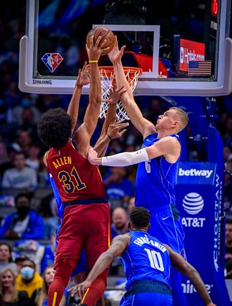 Dallas Mavericksin Kristaps Porzingisin onnistui estää Cleveland Cavaliersin Jarrett Allenin korintekoyritys ottelun ensimmäisellä neljänneksellä.