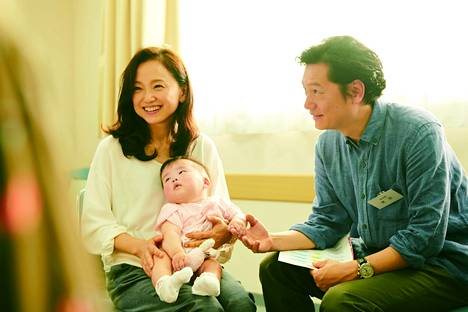 Hiromi Nagasaku (vas.) esittää adoptioäitiä ja Arata Iura perheenisää Äidit-elokuvassa.