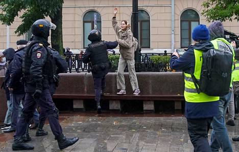 Poliisit ottivat kiinni mielenosoittajaa lauantain sodanvastaisessa protestissa Moskovassa. 
