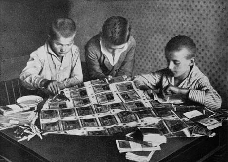Saksan hyperinflaation oloissa seteleistä tuli kirjaimellisesti leikkirahaa, jolla lapset askartelivat. Kuva on oletettavasti vuodelta 1923.
