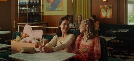 Äiti Anna (Jessica Grabawsky, vas.) ja tytär Tessa (Aamu Milonoff) jatkavat hurmaavaa koheltamistaan Kullannuppujen toisella tuotantokaudella.