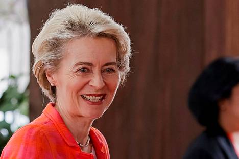 Euroopan komission puheenjohtaja Ursula von der Leyen saapui Balilla järjestettyyn G20-maiden johtajien huippukokoukseen tiistaina. 