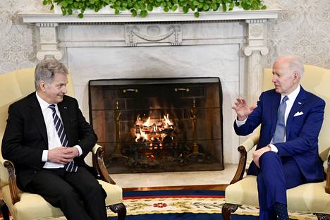 Presidentit Sauli Niinistö ja Joe Biden ennen keskustelujen aloittamista perjantaina 4. maaliskuuta.