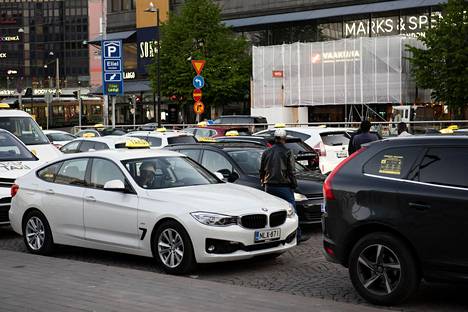 Takseja on riittänyt ruuhkaksi asti Helsingin Asema-aukiolla.
