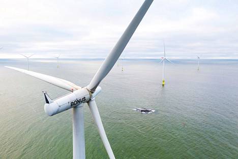 Reposaaren tuulipuistossa Porissa tuulivoimaa tuotetaan jo merellä. Hallitus haluaa luoda merituulivoimalle pelisäännöt.