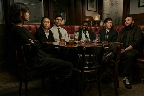 Auggie Salazar (Eiza Gonzalez, left), Jin Cheng (Jess Hong), Jin's boyfriend Raj Varma (Saamer Usmani), Saul Durand (Jovan Adepo), Will Downing (Alex Sharp) and Jack Rooney (John Bradley) face mysterious problems 3 Body Problem in contemporary London.