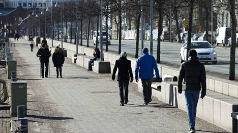 Ihmisiä kävelyllä kevätsäässä Helsingissä 21. maaliskuuta. Monet puolueet tukevat vaaliohjelmassaan kaupunkisuunnittelua, joka parantaa arkiliikuntaa.