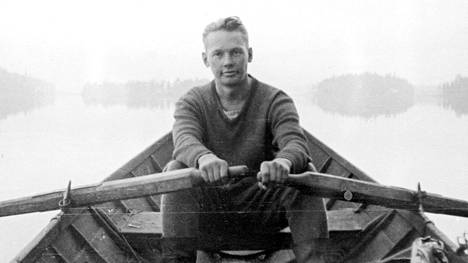 Elina Sanan isä Jyrki Kolkkala soutelemassa Kollaan lähistöllä päivää ennen hyökkäystä 23.7. 1941.
