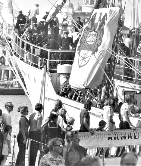 Helsinkiläiset kansoittivat sunnuntaina iltapäivällä Kolumbian laivaston koululaivan Glorian Eteläsatamassa. Välillä ihmisten oli jopa jonotettava laivaan pääsyä, koska kaikki halukkaat eivät mahtuneet sisälle.