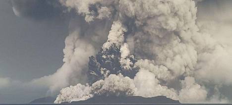 This is what the Hunga Tonga-Hunga Ha'apain eruption looked like last Friday.  The volcano dumped ash, fumes and gases up to 20 kilometers above sea level.