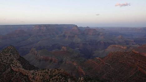 Ainakin kolme turistia kuoli helikopterin pudottua Grand Canyoniin Yhdysvalloissa