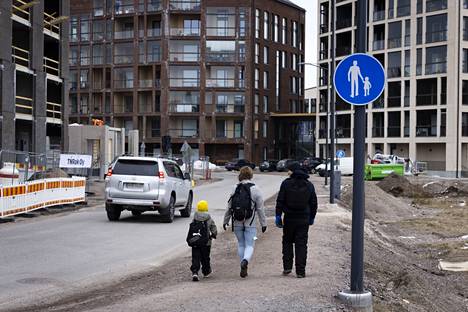 Heidi Hopealehmus vie lapsensa aamuisin esikouluun Opinmäen koulukeskukseen. Lillhemtintietä kulkevan reitin varrella on rakennustyömaita.