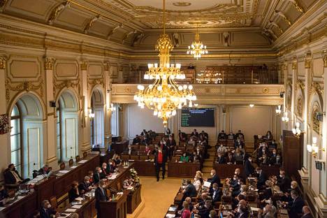 Tšekin parlamentti hyväksyi ehdotuksen sukunimiä koskevasta lakimuutoksesta. Kuvassa Prahassa kokoontuva parlamentti 3. kesäkuuta 2021.