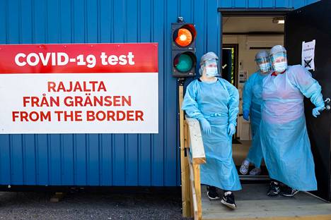 Hoitajat Titta Alaviippola, Veera Hellevaara ja Viivi Buska odottivat matkustajia koronatestiin rajanylityspaikalla Torniossa viime kesänä. 