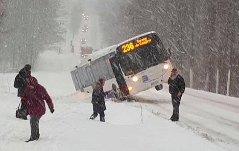 Linja-auto jäi jumiin ylämäkeen ja suistui peruuttaessaan ojaan torstain lumipyryssä.