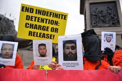 Mielenosoittajat pitelivät Guantánamon vankileirillä olevien vankien kasvokuvia Lontoossa 8. tammikuuta järjestetyssä mielenilmaisussa.