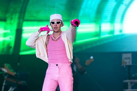 Pinkkiin pukeutunut Justin Bieber esiintyi Helsingissä tiistaina. 
