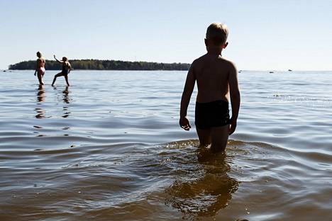 Vattuniemen uimarannalla Lauttasaaressa nautittiin vuosi sitten sunnuntaina 13. toukokuuta hellesäästä.