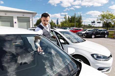 Besar Shaqiri tarkasti asiakkaille luovutettavia vuokra-autoja keskiviikkona Volkswagen Centerissä Vantaalla.