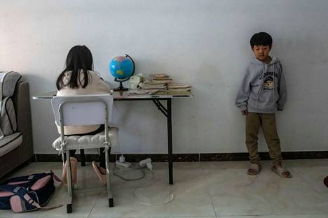 Sisarukset Liu Yuming ja Shuaicheng ovat viettäneet suurimman osan kouluvuottaan etäopetuksessa. He kaipaavat jo kouluun.