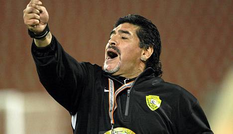 Diego Maradona valmentaa tunteella.