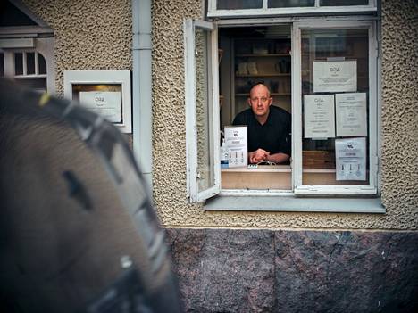 Kun koronarajoitukset sulkivat ravintolat, Sasu Laukkonen myi Oran ikkunasta sushipaketteja lounastajille.