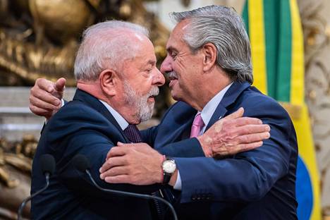 Brasilian presidentti Luiz Inácio Lula da Silva (vas.) ja Argentiinan presidentti Alberto Fernández halasivat Buenos Airesissa maanantaina.