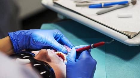 Ihminen voi haistaa pelon – kokeessa hammaslääkäri­opiskelijat hutiloivat enemmän, kun haistelivat ahdistuneen henkilön hikeä