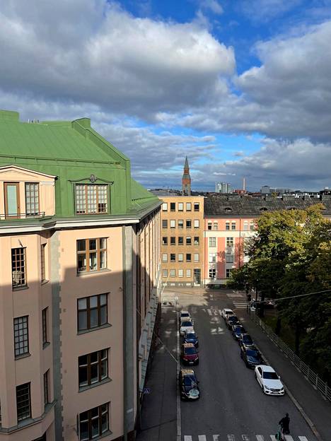 Hanna ja Jukka Huopion lomakodista Temppelikadulta avautuu näkymä Töölön kattojen yli Kansallismuseoon.