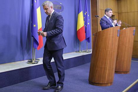 Romanian oikeusministeri Florin Iordache poistui tiedostilaisuudesta ilmoitettuaan erostaan Bukarestissa torstaina.