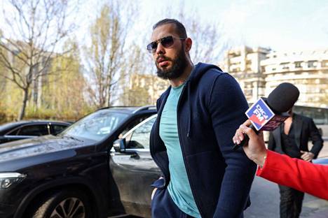 Andrew Tate saapui oikeuden kuulemiseen Romaniassa Bukarestissa 10. huhtikuuta.
