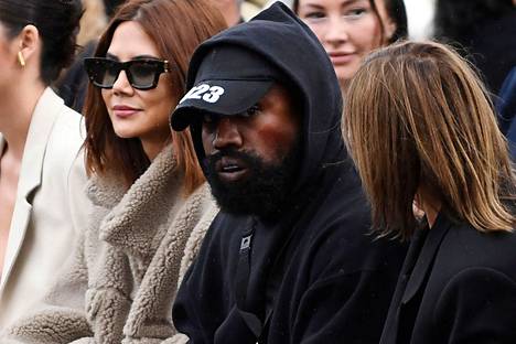 Kanye West kuvattuna Pariisin muotiviikoilla 2. lokakuuta. 