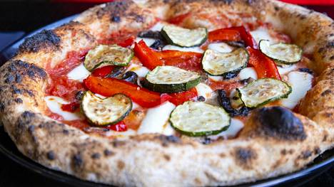 Da Spizzicon kasvistäytteisen pizzan pohjassa on roimasti paahteisuutta ja kuohkeutta.