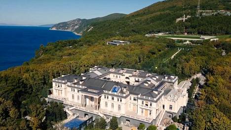 Mustanmeren rannalle Gelendžikiin rakennetun linnan todelliseksi omistajaksi on kerrottu Venäjän presidentti Vladimir Putin. 
