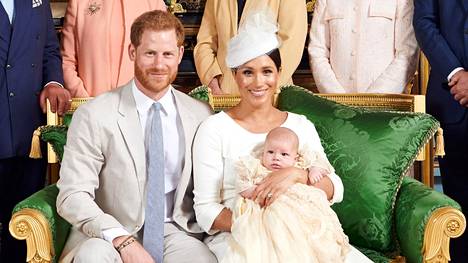 Britannian herttuapari kastoi Archie-vauvan julkisuudelta piilossa ja julkaisi uusia kuvia lapsesta