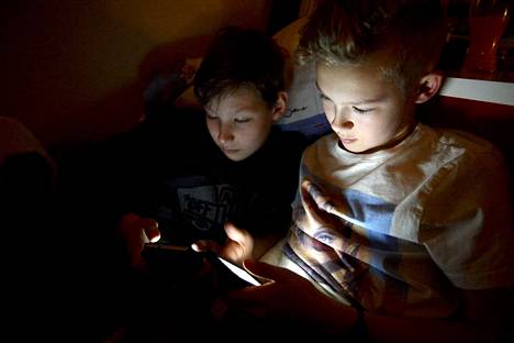Pelaamisella, netin käytöllä tai television katselulla ennen nukkumaanmenoa ei tutkimuksen mukaan olisikaan niin suurta vaikutusta kuin on aiemmin väitetty.