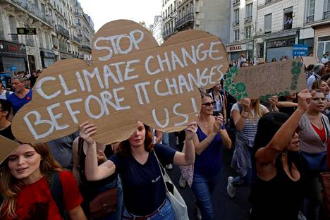 Pariisissa lokakuussa järjestetyssä mielenosoituksessa vaadittiin päättäjiltä toimia ilmastomuutoksen hillitsemiseksi.