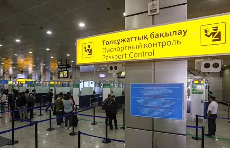 Ihmiset jonottivat passintarkastukseen Almatyn kansain­välisellä lentokentällä Kazakstanissa toukokuussa 2017. 