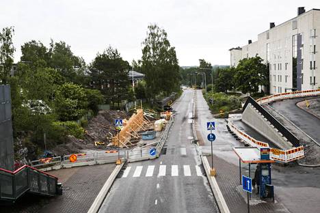Ilmastopaneeli ehdotti elvytykseksi myös raitiotiehankkeita. Raide-Jokerin työmaata Helsingin Pihlajistossa.