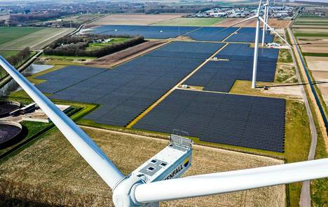 EU haluaa kolminkertaistaa uusiutuvien energialähteiden tuotannon vuoteen 2030 mennessä. Aurinkopaneeli- ja tuulivoimapuisto Hollannin Middelharnisissa.